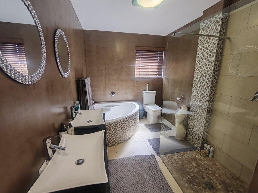 4 Bedroom Property for Sale in Country Club Western Cape